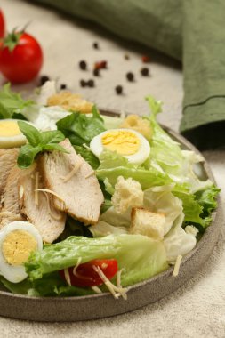 Sezar salatası tavuk ve Bıldırcın yumurta