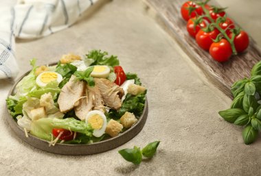 Sezar salatası tavuk ve Bıldırcın yumurta