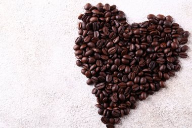 Kahve ve kahve çekirdekleri masada.