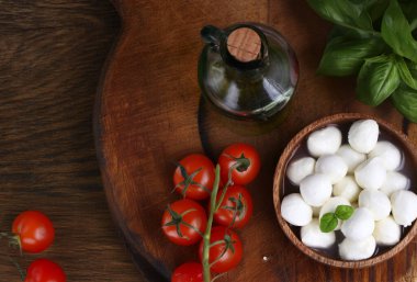 Salata için mini mozzarella peyniri ve domates.