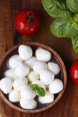 Salata için mini mozzarella peyniri ve domates.