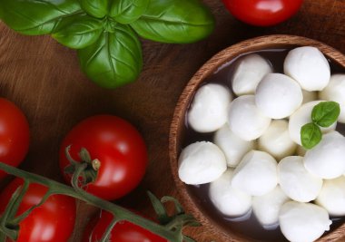 Salata için mini mozzarella peyniri ve domates.