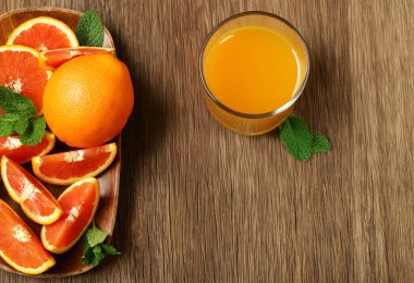 Sağlıklı beslenmek için taze portakal ve meyve suyu.