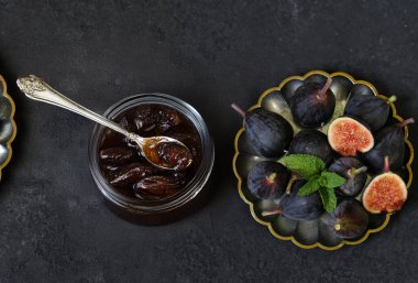 Doğal organik incir reçeli ve taze çilek.