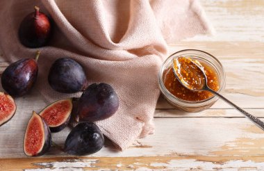 Doğal organik incir reçeli ve taze çilek.