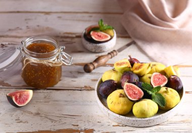 Doğal organik incir reçeli ve taze çilek.