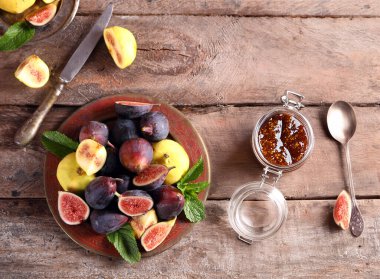 Doğal organik incir reçeli ve taze çilek.