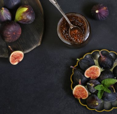 Doğal organik incir reçeli ve taze çilek.