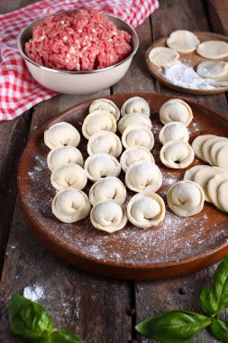 Sağlıklı yemek için ev yapımı hamur köftesi pişirmek