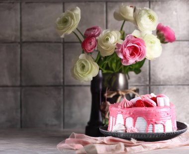 Taze böğürtlenli pembe pasta