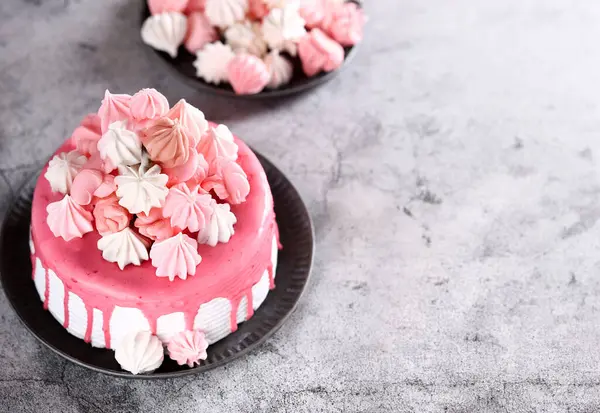 Taze böğürtlenli pembe pasta