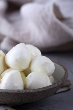 Salata için mini mozzarella peyniri ve domates.