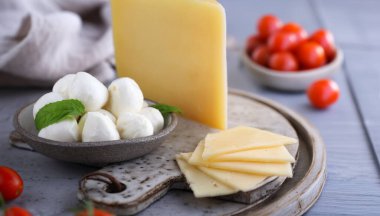 Salata için mini mozzarella peyniri ve domates.