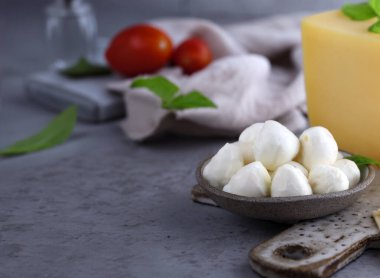 Salata için mini mozzarella peyniri ve domates.