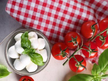 Salata için mini mozzarella peyniri ve domates.