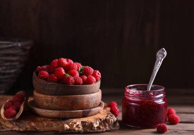 Ahşap zemin üzerinde ahududu reçeli ve taze dut