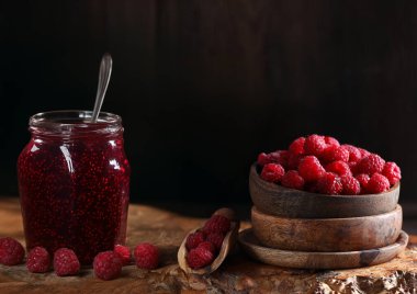 Ahşap zemin üzerinde ahududu reçeli ve taze dut