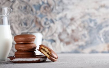 Masada sütlü çikolatalı kurabiyeler.