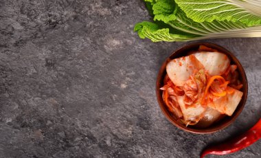 Geleneksel kimçi lahanası masada.