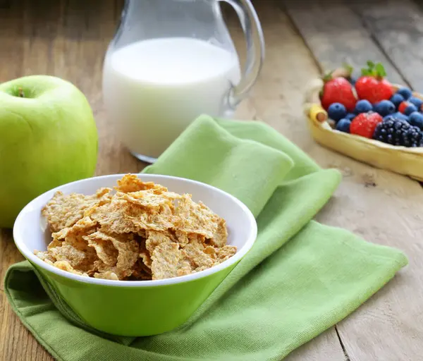 Müsli sütlü ve meyveli sağlıklı yemek kahvaltısı.