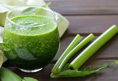 yeşil kereviz ıspanaklı smoothie sağlıklı beslenme