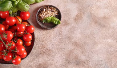 Sağlıklı yemek için masaya kiraz domates ve fesleğen koyun.