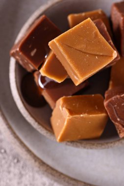 Tatlı için el yapımı yumuşak karamel şekerler.