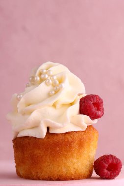 Böğürtlenli ve kremalı doğum günü pastası.