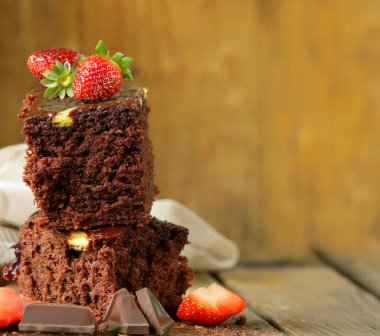 Tatlı olarak çikolatalı kek.