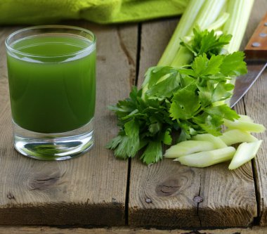 Sağlıklı beslenme için taze kereviz suyu.