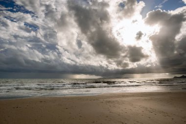 Denizin üzerindeki fırtına bulutlarının görüntüsü, Tayland