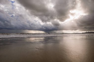 Denizin üzerindeki fırtına bulutlarının görüntüsü, Tayland