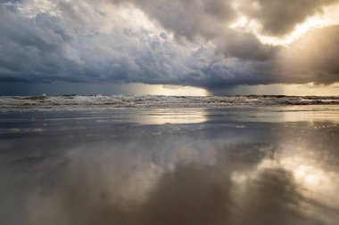 Denizin üzerindeki fırtına bulutları, bulutlu gökyüzü, kara bulutlar, Tayland 'da denizin ortasında şiddetli yağmur..