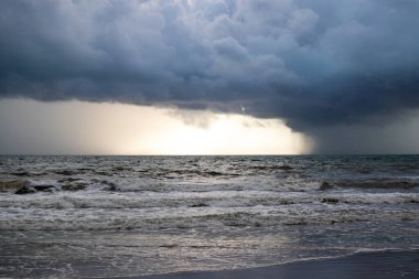 Denizin üzerindeki fırtına bulutları, bulutlu gökyüzü, kara bulutlar, Tayland 'da denizin ortasında şiddetli yağmur.