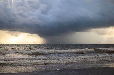 Denizin üzerindeki fırtına bulutlarının görüntüsü, Tayland