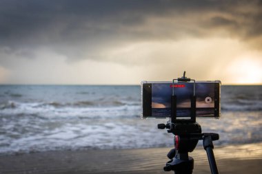 Tayland 'daki fırtına bulutlarının görüntüsü için cep telefonuyla kaydediliyor.