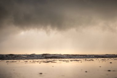 Denizin üzerindeki fırtına bulutlarının görüntüsü, Tayland