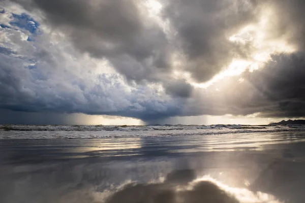 Obraz Bouřkových Mraků Nad Mořem Zatažená Obloha Tmavé Mraky Silný — Stock fotografie