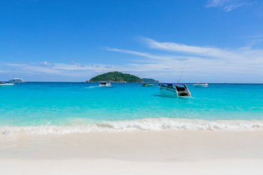 Similan Adaları 'nda kumlu sahilde dalgaların çarptığı güzel kumlu sahil. Similan Ulusal Parkı, Phang nga Tayland' daki 4 numaralı tropikal deniz adası.