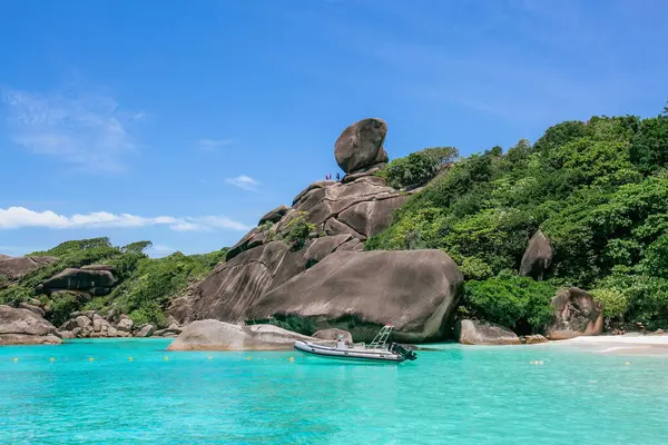 Similan Adaları 'nda kumlu sahilde dalgaların çarptığı güzel kumlu sahil. Similan Ulusal Parkı, Phang nga Tayland' daki 4 numaralı tropikal deniz adası.