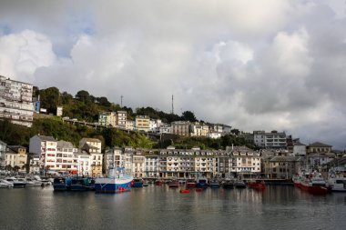 Küçük balıkçı limanı Luarca, İspanya, arka planda karakteristik konut binaları ile
