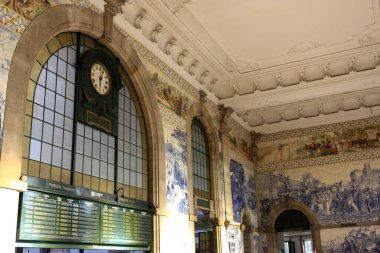 Porto, Portekiz 'deki tren istasyonunun girişi, tipik seramik ile süslenmiş.