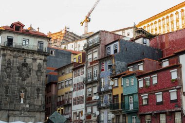 Portekiz, Porto 'nun eski mahallesindeki tipik renkli evler.