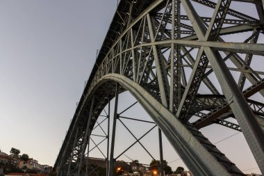 Portekiz, Porto 'daki I. Luis köprüsünün Douro nehri üzerindeki yakın görüntüsü.