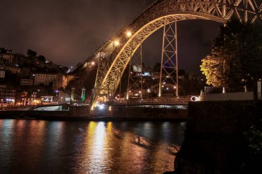 Portekiz, Porto 'daki I. Luis köprüsünün Douro nehri üzerindeki gece manzarası.