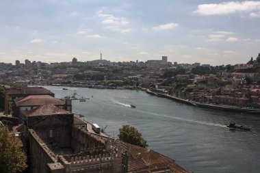 Portekiz, Porto 'dan geçen Douro Nehri' nin genel manzarası.