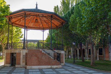 İspanya 'nın Zamora kentindeki Toro kasabasındaki parktaki bando standının genel görünümü, ağaçların arasında