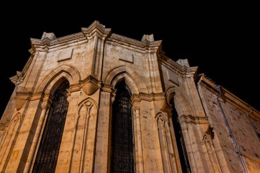 İspanya 'nın Zamora kentindeki gotik bir kilisenin gece aydınlatmasının düşük açılı görüntüsü.