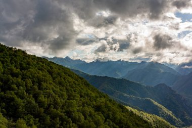 Kuzey İspanya 'daki Asturias' ta dağlık bir arazide dramatik bir gökyüzü