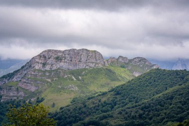 Kuzey İspanya 'daki Asturias' taki dağların manzarası